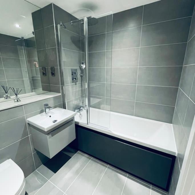 New One Bedroom Luxury Apartment In Solihull Esterno foto