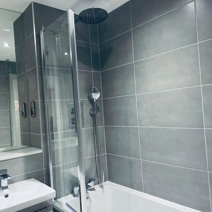 New One Bedroom Luxury Apartment In Solihull Esterno foto